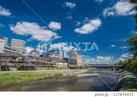 京都鴨川夏景色　四条大橋付近 117834831