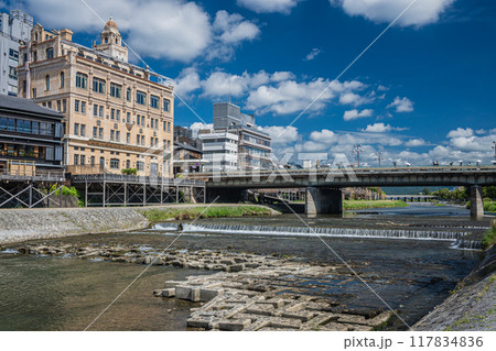 京都鴨川夏景色　四条大橋付近 117834836
