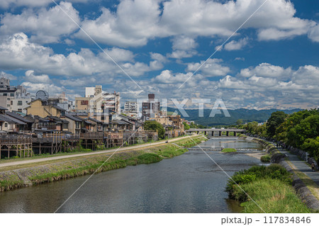 京都鴨川夏景色 四条大橋からの眺め 京都鴨川夏景色 四条大橋からの眺め 117834846