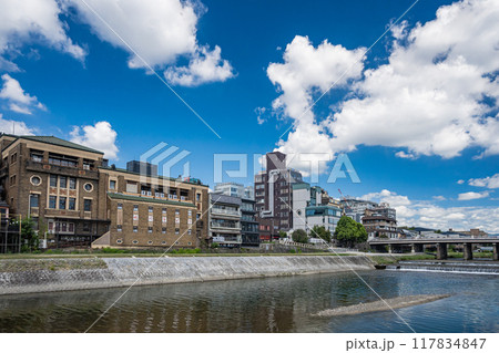 京都鴨川夏景色 三条大橋下流 京都鴨川夏景色 三条大橋下流 117834847