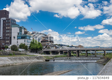 京都鴨川夏景色　三条大橋下流 117834849