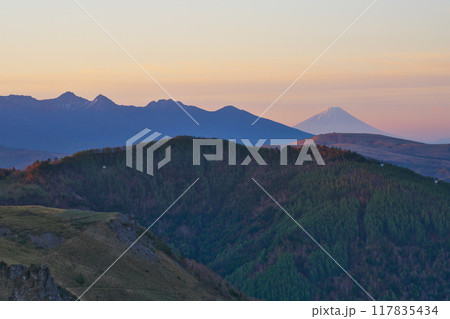 早朝の美ヶ原より八ヶ岳連峰と富士山を望む 117835434