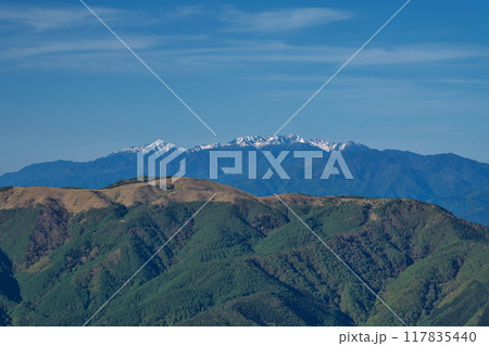 美ヶ原の王ヶ鼻より松本市街と中央アルプスを望む 117835440