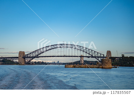 朝のハーバーブリッジ 117835507