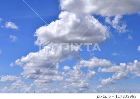 日本の横浜都市景観 送電線と夏空。猛烈な暑さが続く日本列島…巨大な雲が空に浮かぶ＝8月 117835968