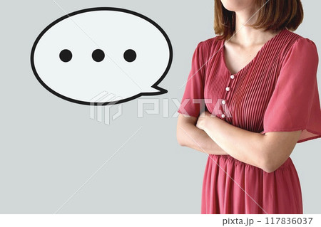 考えて無言になる若い女性 考えて無言になる若い女性 117836037