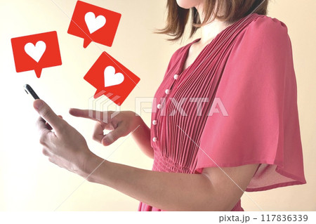 スマホでたくさんいいねする若い女性 スマホでたくさんいいねする若い女性 117836339