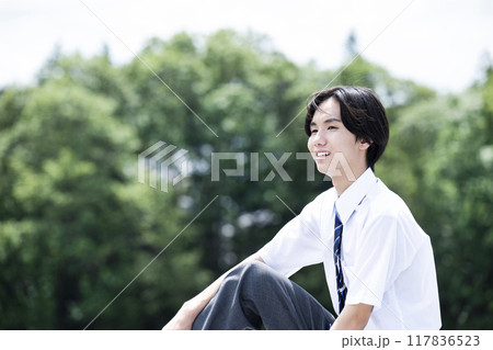 男子　中学生　高校生　ポートレート　横顔　笑顔 117836523
