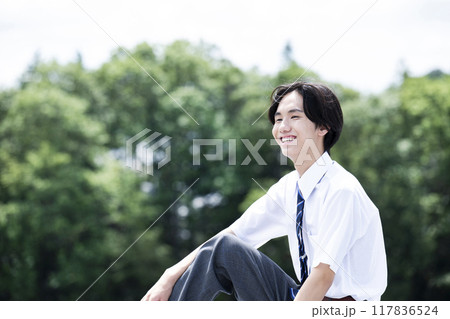 男子　中学生　高校生　ポートレート　横顔　笑顔 117836524