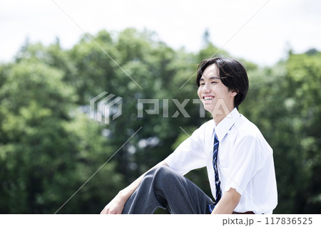 男子　中学生　高校生　ポートレート　横顔　笑顔 117836525