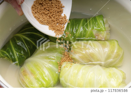 ロルキャベツ 鍋で煮込む 仕込み ロルキャベツ 鍋で煮込む 仕込み 117836586