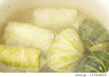 ロルキャベツ　鍋で煮込んだロールキャベツ 117836618