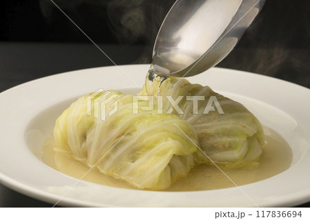 ロルキャベツ　皿に盛り付けたロールキャベツにスープを注ぐ 117836694