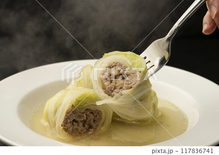 ロルキャベツ　ロールキャベツをフォークで持ち上げる 117836741