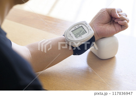 家で血圧測定する男性 117836947