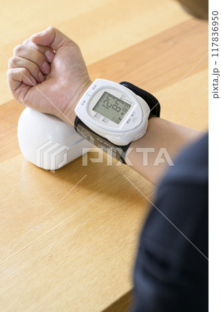 家で血圧測定する男性 117836950