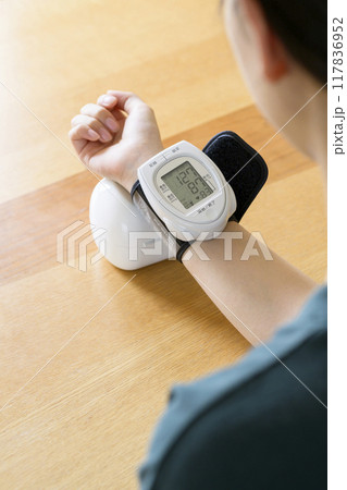 家で血圧測定する女性 家で血圧測定する女性 117836952