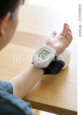 家で血圧測定する女性 家で血圧測定する女性 117836954