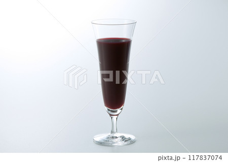 グラスに入ったぶどう飲料_ワイン グラスに入ったぶどう飲料_ワイン 117837074