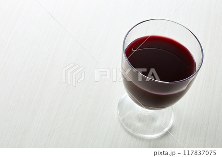 グラスに入ったぶどう飲料_ワイン グラスに入ったぶどう飲料_ワイン 117837075