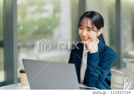 カフェのテラスで仕事をする女性 117837134