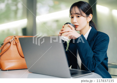 カフェのテラスで仕事をする女性 117837135