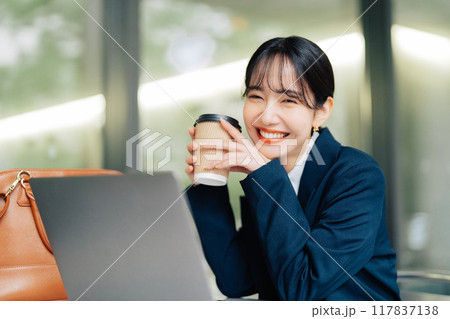 カフェのテラスで仕事をする女性 カフェのテラスで仕事をする女性 117837138