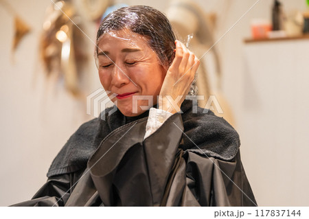 beauty parlor 117837144