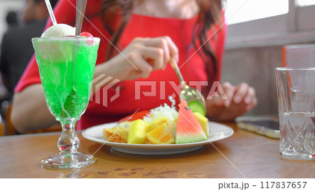喫茶店で食事をする女性 喫茶店で食事をする女性 117837657