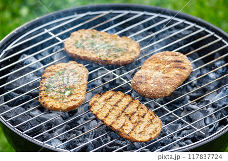 bread buns on grill 117837724