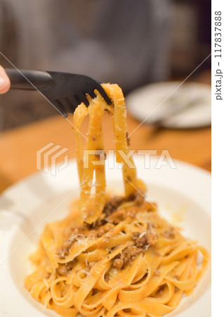 パスタを取り分ける パスタを取り分ける 117837888