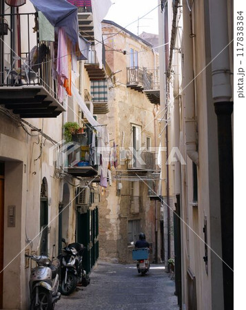 チェファル の路地　（イタリア、シチリア島） 117838384