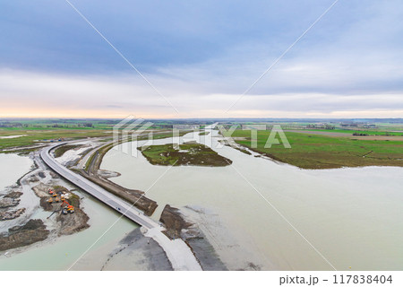 フランス　モン・サン・ミッシェルから眺める対岸側 117838404