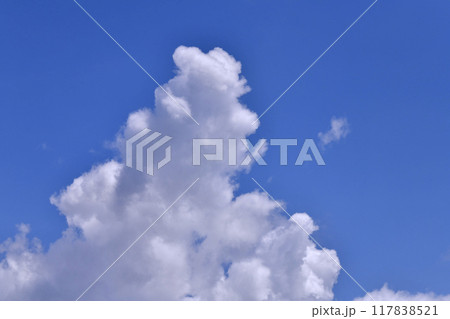 日本の横浜都市景観 夏空。猛烈な暑さが続く日本列島…巨大な雲が上空に…=8月25日、横浜から 日本の横浜都市景観 夏空。猛烈な暑さが続く日本列島…巨大な雲が上空に…=8月25日、横浜から 117838521