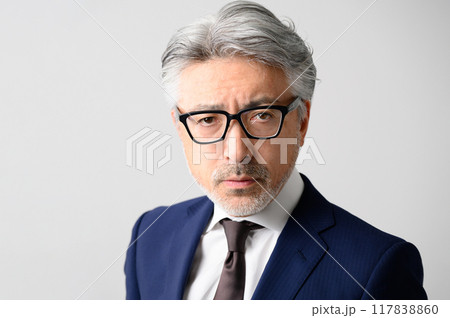 スーツを着た男性 117838860