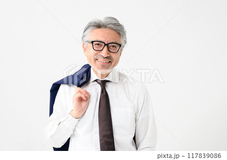 ジャケット持つビジネスマン 117839086