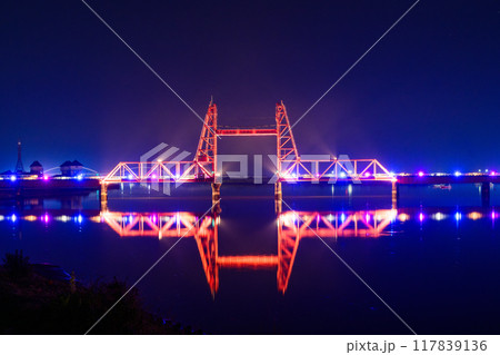 昇開橋ライトアップ風景 筑後川昇開橋(ちくごがわしょうかいきょう)佐賀市諸富「佐賀県と福岡県の県境」 昇開橋ライトアップ風景 筑後川昇開橋(ちくごがわしょうかいきょう)佐賀市諸富「佐賀県と福岡県の県境」 117839136