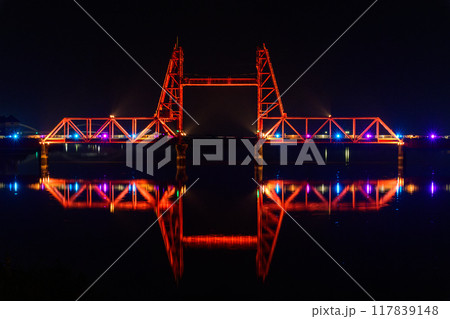 昇開橋ライトアップ風景 筑後川昇開橋(ちくごがわしょうかいきょう)佐賀市諸富「佐賀県と福岡県の県境」 昇開橋ライトアップ風景 筑後川昇開橋(ちくごがわしょうかいきょう)佐賀市諸富「佐賀県と福岡県の県境」 117839148