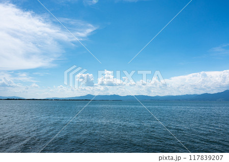 夏の琵琶湖と夏空のコピースペース 117839207