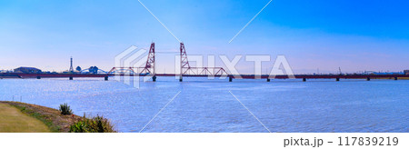朝陽を浴びている昇開橋　筑後川昇開橋（ちくごがわしょうかいきょう）佐賀市諸富「佐賀県と福岡県の県境」 117839219