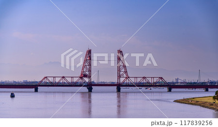 朝陽を浴びている昇開橋　筑後川昇開橋（ちくごがわしょうかいきょう）佐賀市諸富「佐賀県と福岡県の県境」 117839256