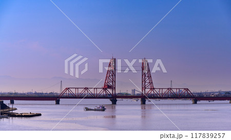 朝陽を浴びている昇開橋　筑後川昇開橋（ちくごがわしょうかいきょう）佐賀市諸富「佐賀県と福岡県の県境」 117839257