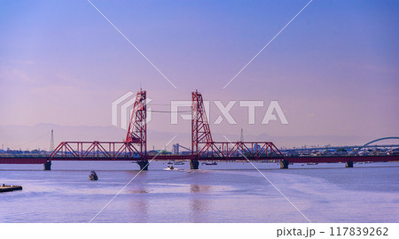 朝陽を浴びている昇開橋　筑後川昇開橋（ちくごがわしょうかいきょう）佐賀市諸富「佐賀県と福岡県の県境」 117839262