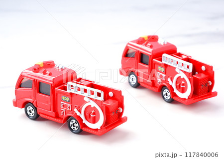 火災が発生したため消防署から出動する消防車（消防ポンプ自動車） 117840006