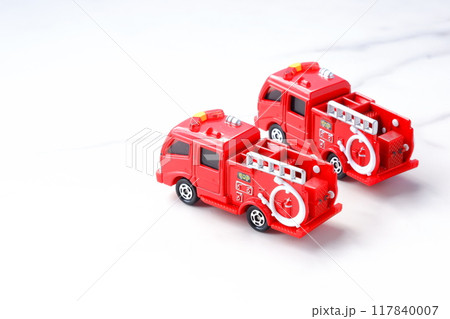 火災が発生したため消防署から出動する消防車(消防ポンプ自動車) 火災が発生したため消防署から出動する消防車(消防ポンプ自動車) 117840007