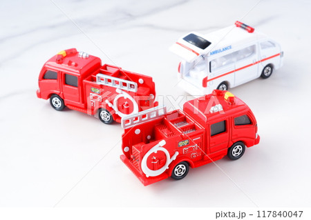 出動する消防車(ポンプ車)と救急車(PA連携) 出動する消防車(ポンプ車)と救急車(PA連携) 117840047