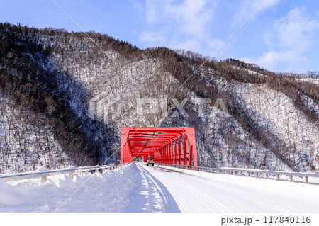 北海道新得町、東大雪湖に架かる東大雪橋【1月】 117840116