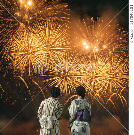 花火を見る浴衣の若い二人の女性 花火を見る浴衣の若い二人の女性 117840181