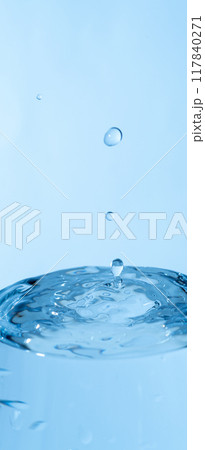 水しぶきのアクションショット 117840271