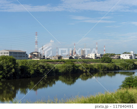 大和川沿いの送電鉄塔のある街並み 117840491
